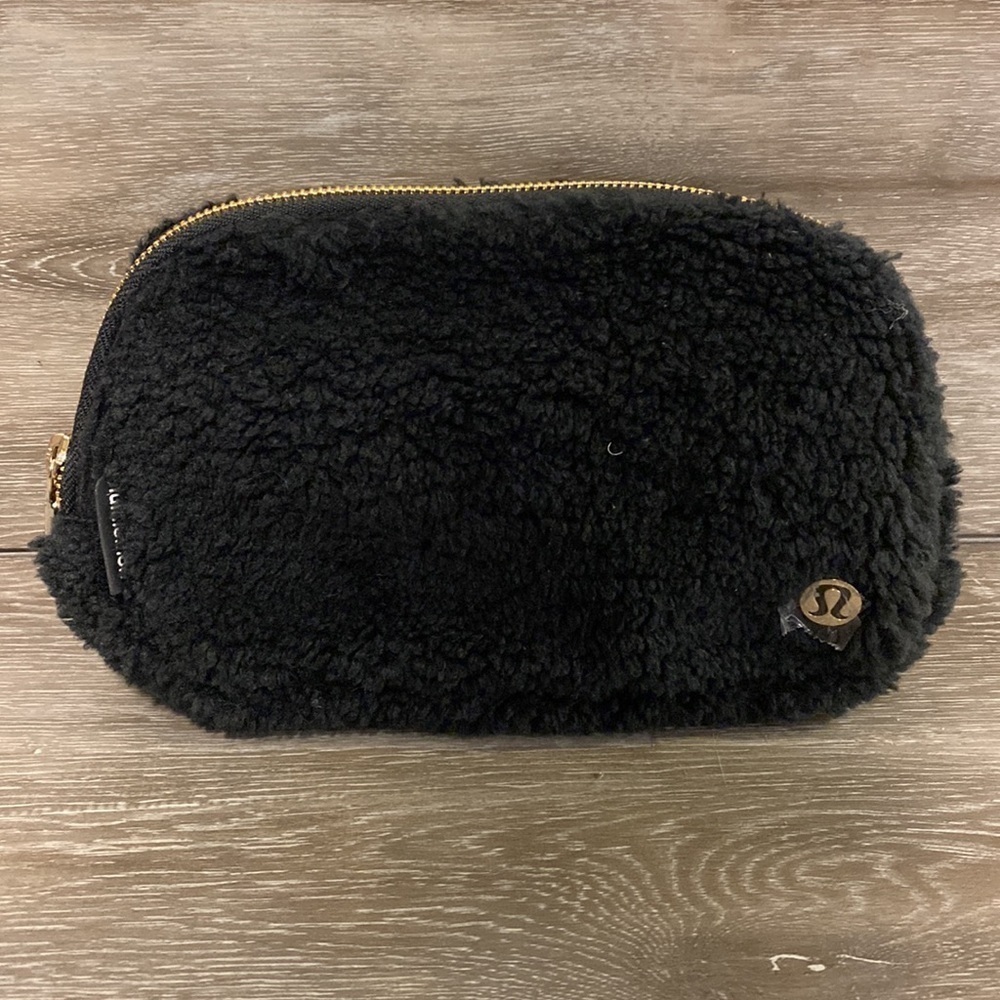 Lululemon | Everywhere Belt Bag Fleece Black Gold Hardware New